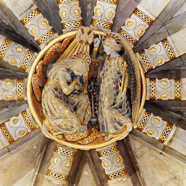 Barcelona.- Sagrada Família – Cripta d’estil neogòtic començada l’any 1882 – Coberta de la volta central amb una clau policromada dedicada a l’Anunciació obra de l’escultor Joan Flotats (10/2013)