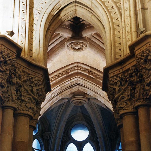 Barcelona.- Sagrada Família – Cripta d’estil neogòtic – Detall de la coberta sostinguda per columnes amb capitells. A la capella de la Ntra. Sra. del Carme està enterrat Gaudí (10/2003