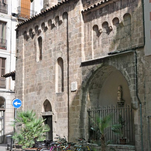 Barcelona.- Capella Marcús, S. XII. Al seu moment construïda fora de muralla, consta d'una sola nau amb volta de canó. Vista lateral (9/2010)