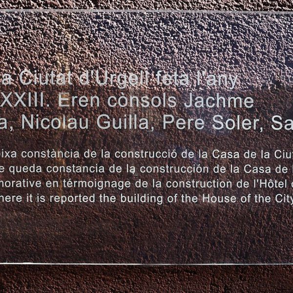 Seu d’Urgell.- Ajuntament renaixentista del S. XVIII – Làpida que deixa constància de la construcció de la Casa de La Ciutat l’any 1473 (2/2025)