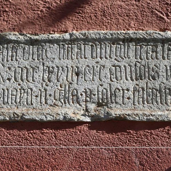 Seu d’Urgell.- Ajuntament renaixentista del S. XVIII – Làpida que deixa constància de la construcció de la Casa de La Ciutat l’any 1473 (2/2025)