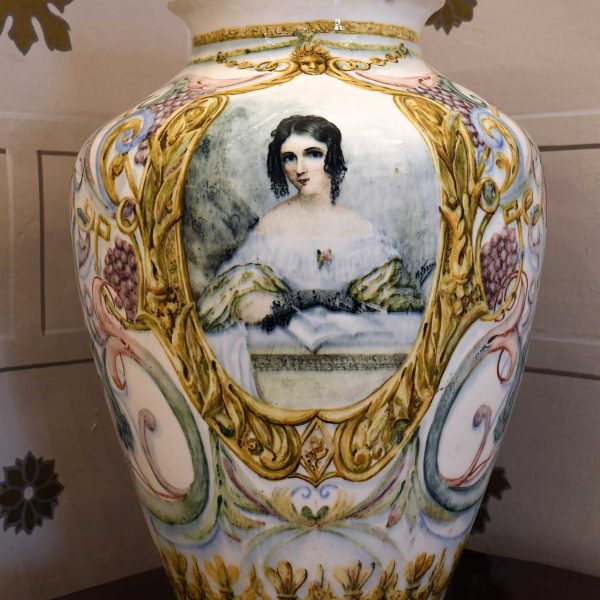 Seu d’Urgell.- Ajuntament d’estil renaixentista del S. XVIII – Gerra que decora una raconada de la sala d’actes (2/2025)