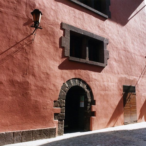 Seu d’Urgell.- Ajuntament d’estil renaixentista del S. XVIII - Façana principal amb la porta d’arc de mig punt que dona a les restes de l’església de Santa Eulàlia del S. XI (10/2004)