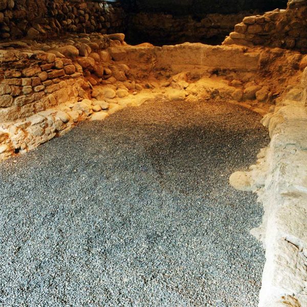 Seu d’Urgell.- Església de Santa Eulàlia, S. XI d’una nau amb l’absis semicircular. També s’han trobat restes d’edificacions romanes, una muralla del S. XIII/XV i una torre del XV (5/2003)