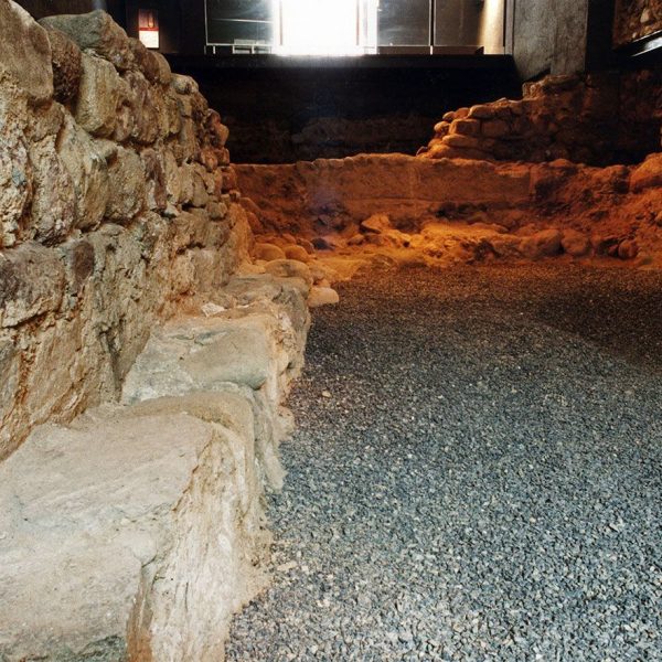 Seu d’Urgell.- Església de Santa Eulàlia, S. XI situada al soterrani de l’Ajuntament descoberta durant unes obres els anys 1991-94. Podria ser la capella de l’Hospital de la ciutat (5/2003)