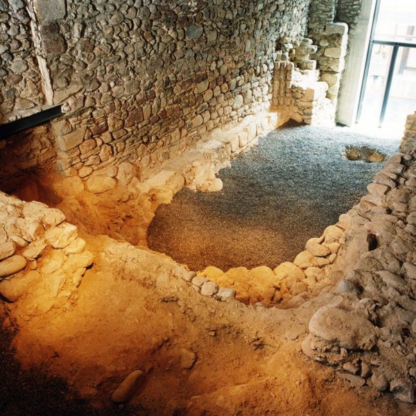 Seu d’Urgell.- Església de Santa Eulàlia, S. XI situada al soterrani de l’Ajuntament descoberta durant unes obres els anys 1991-94. Podria ser la capella de l’Hospital de la ciutat (5/2003)