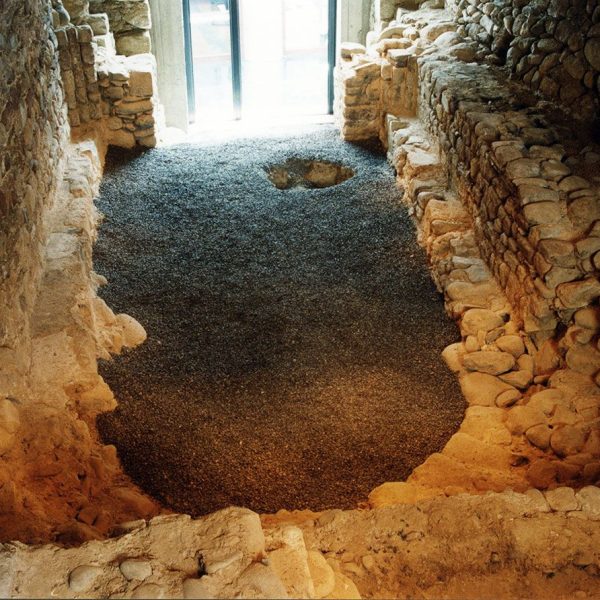 Seu d’Urgell.- Església de Santa Eulàlia, S. XI d’una nau amb l’absis semicircular. També s’han trobat restes d’edificacions romanes, una muralla del S. XIII/XV i una torre del XV (5/2003)