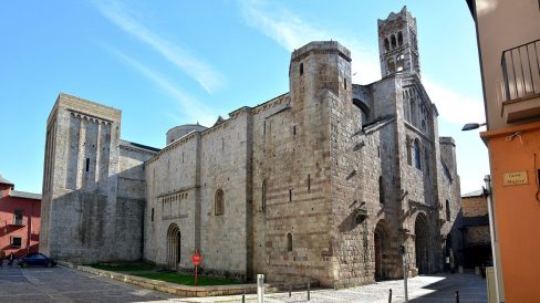 La Seu d'Urgell.- Catedral de Santa Maria, S. XII de planta basilical de tres naus amb transsepte. Es un dels monuments més notables del romànic català (11/2015)