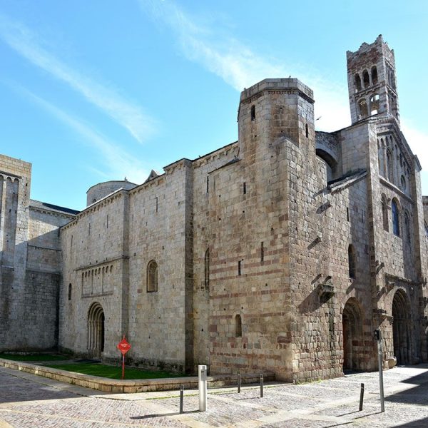 La Seu d'Urgell.- Catedral de Santa Maria, S. XII de planta basilical de tres naus amb transsepte. Es un dels monuments més notables del romànic català (11/2015)