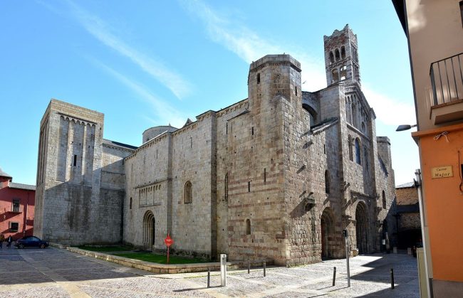 La Seu d'Urgell.- Catedral de Santa Maria, S. XII de planta basilical de tres naus amb transsepte. Es un dels monuments més notables del romànic català (11/2015)