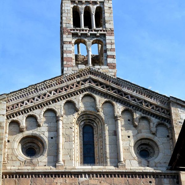 La Seu d'Urgell.- Catedral de Santa Maria, S. XII – Campanar de dos pisos que culmina la façana principal. El primer disposa de dus finestres geminades i el segon en té tres (11/2015)