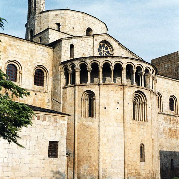 La Seu d'Urgell.- Catedral de Santa Maria, S. XII – Vista posterior amb l’absis semicircular que té una girola de quinze arcades. Al darrera es veu el cimbori amb una espadanya (4/2003)
