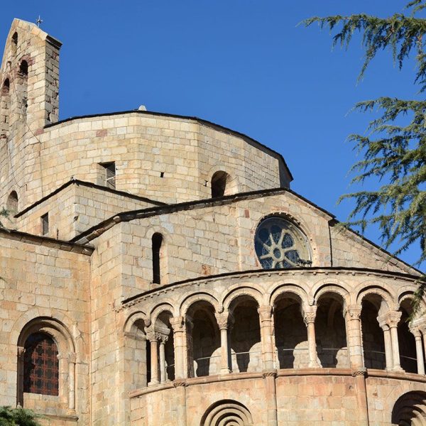 La Seu d'Urgell.- Catedral de Santa Maria, S. XII – Vista posterior amb l’absis semicircular que té una girola de quinze arcades. Al darrera es veu el cimbori amb una espadanya (11/2015)