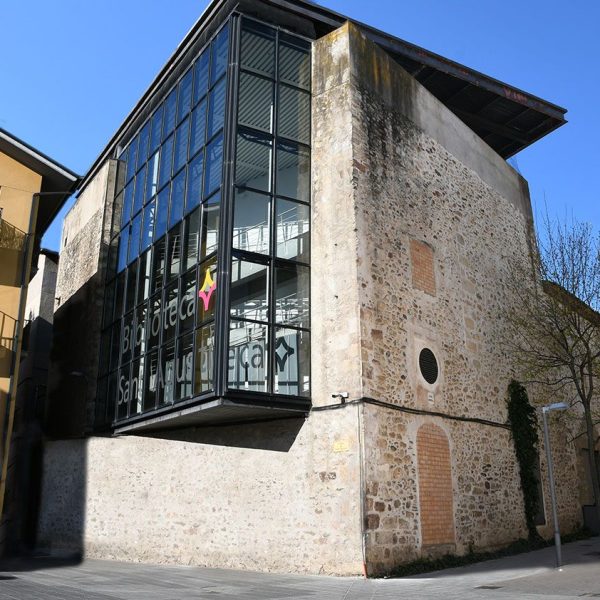 La Seu d’Urgell.- Església gòtica del Convent de Sant Agustí, S. XVI que des de 1995 ubica la Biblioteca Sant Agustí de cinc plantes amb una estructura de ferro i vidre (4/2025)