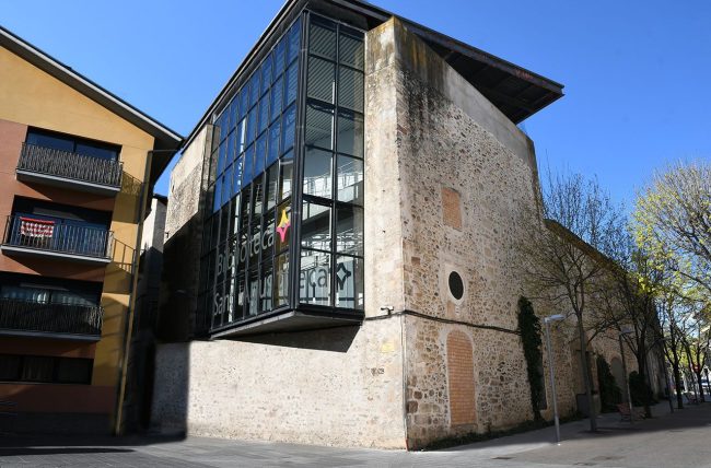 La Seu d’Urgell.- Església gòtica del Convent de Sant Agustí, S. XVI que des de 1995 ubica la Biblioteca Sant Agustí de cinc plantes amb una estructura de ferro i vidre (4/2025)