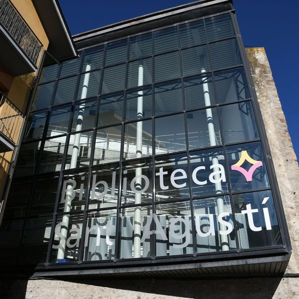 La Seu d’Urgell.- Església gòtica del Convent de Sant Agustí, S. XVI que des de 1995 ubica la Biblioteca Sant Agustí de cinc plantes amb una estructura de ferro i vidre (4/2025)