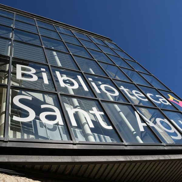 La Seu d’Urgell.- Església gòtica del Convent de Sant Agustí, S. XVI que des de 1995 ubica la Biblioteca Sant Agustí de cinc plantes amb una estructura de ferro i vidre (4/2025)
