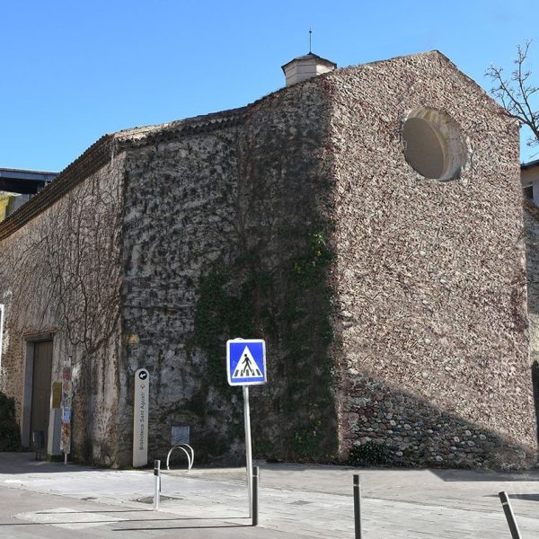 La Seu d’Urgell.- Església gòtica del Convent de Sant Agustí, S. XVI – Vista posterior amb l’absis pla encara que poligonal per l’interior il·luminada per un rosetó (2/2025)