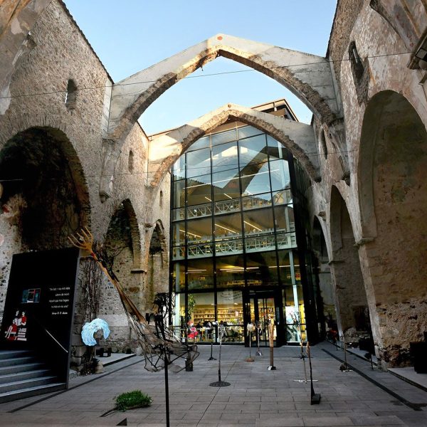 La Seu d’Urgell.- Església gòtica del Convent de Sant Agustí, S. XVI d’una nau amb coberta amb voltes de creueria. En un extrem ubica la Biblioteca de Sant Agustí (2/2025)