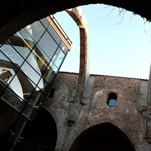 La Seu d’Urgell.- Església gòtica del Convent de Sant Agustí, S. XVI – De l’antiga estructura coberta a dues vessants conserva tres arcs de diafragma apuntats (2/2025)