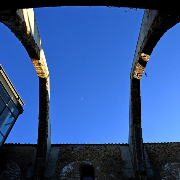 La Seu d’Urgell.- Església gòtica del Convent de Sant Agustí, S. XVI – De l’antiga estructura coberta a dues vessants conserva tres arcs de diafragma apuntats (2/2025)