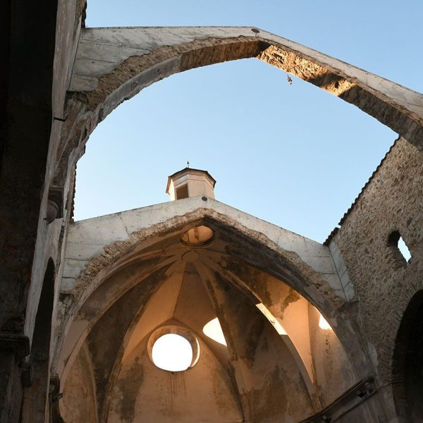 La Seu d’Urgell.- Església gòtica del Convent de Sant Agustí, S. XVI – Coberta de creuria de l’absis poligonal il·luminat per un òcul i una llanterna octogonal (2/2025)