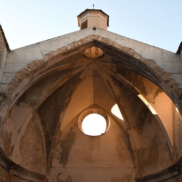 La Seu d’Urgell.- Església gòtica del Convent de Sant Agustí, S. XVI – Coberta de creuria de l’absis poligonal il·luminat per un òcul i una llanterna octogonal (2/2025)