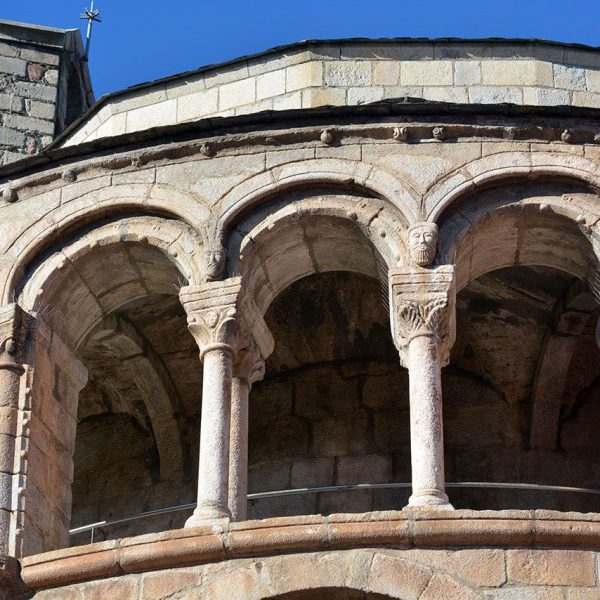 La Seu d'Urgell.- Catedral de Santa Maria, S. XII – Detall de la girola de quinze arcades sobre columnes geminades amb capitell decorats amb motius florals (11/2015)