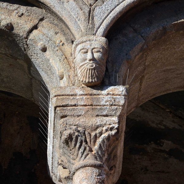 La Seu d'Urgell.- Catedral de Santa Maria, S. XII – Detall d’una columna de la girola amb capitell decorat amb motius florals i la mènsula de l’arcada amb un cap humà (11/2015