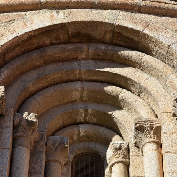 La Seu d'Urgell.- Catedral de Santa Maria, S. XII – Finestra central de l’absis d’arquivoltes en degradació sobre columnes amb capitells ornats amb motius florals (11/2015)
