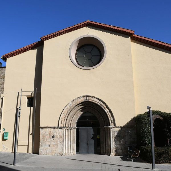 Seu d’Urgell.- Convent gòtic de Sant Domènec, S. XV – Façana de ponent amb la porta d’arc apuntat amb arquivoltes en degradació sostingudes per columnes amb capitells (2/2025)