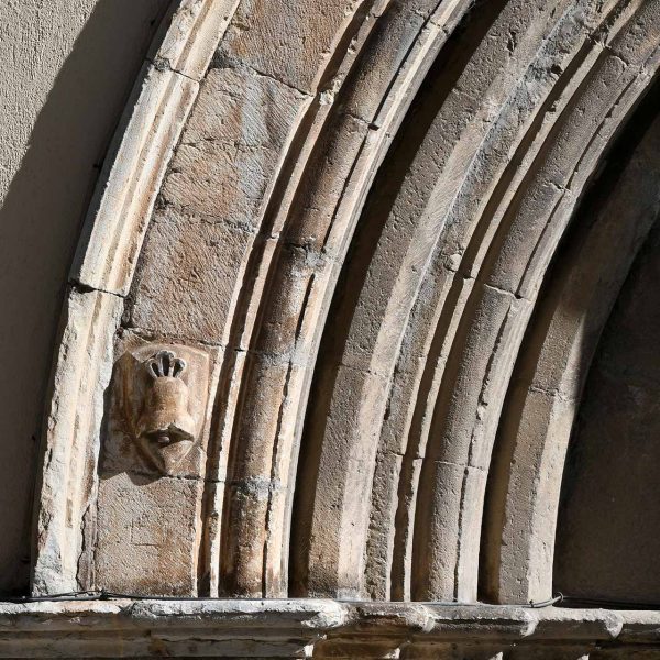 Seu d’Urgell.- Convent gòtic de Sant Domènec, S. XV – Portalada d’arc apuntat amb arquivoltes en degradació sostingudes per columnes amb capitells llisos(2/2025)