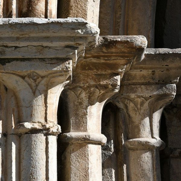 Seu d’Urgell.- Convent gòtic de Sant Domènec, S. XV – Portalada d’arc apuntat amb arquivoltes en degradació sostingudes per columnes amb capitells llisos(2/2025)