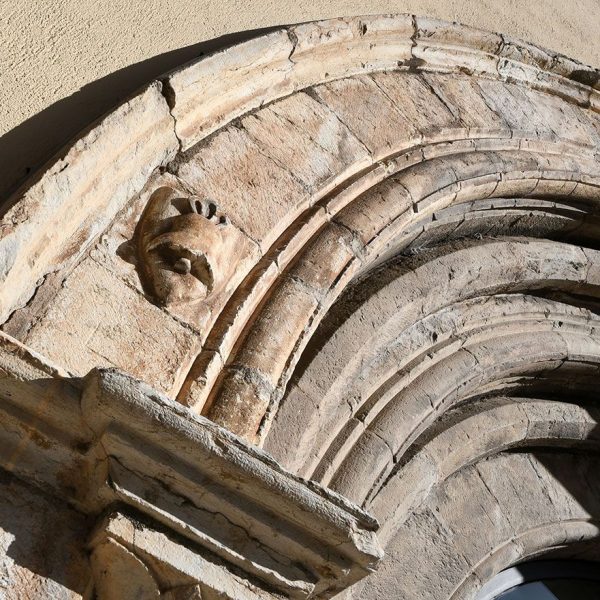 Seu d’Urgell.- Convent gòtic de Sant Domènec, S. XV – Portalada d’arc apuntat amb arquivoltes en degradació sostingudes per columnes amb capitells llisos(2/2025)