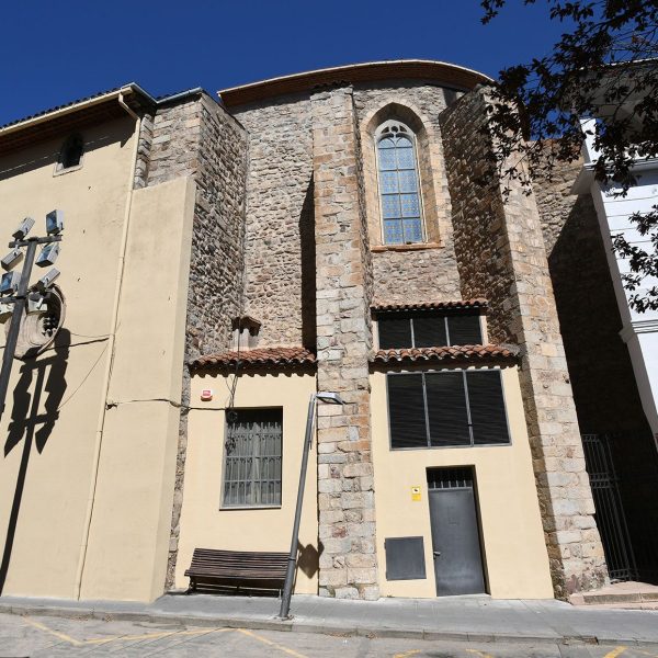 Seu d’Urgell.- Convent gòtic de Sant Domènec, S. XV – Vista posterior amb l’absis poligonal reforçat per contraforts il·luminada per tres finestres d’arc apuntat (4/2025)