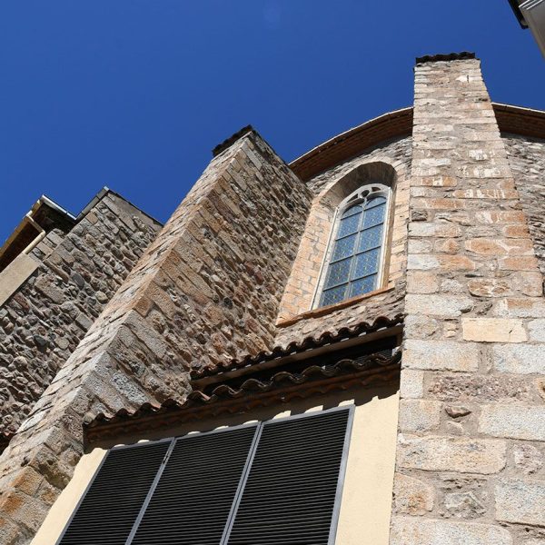 Seu d’Urgell.- Convent gòtic de Sant Domènec, S. XV – Vista posterior amb l’absis poligonal reforçat per contraforts il·luminada per tres finestres d’arc apuntat (4/2025)