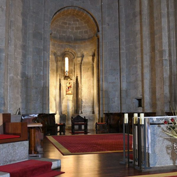 La Seu d'Urgell.- Catedral de Santa Maria, S. XII - Presbiteri presidit per la talla romànica de fusta policromada de la Mare de Déu d’Urgell del S. XIII (4/2022)