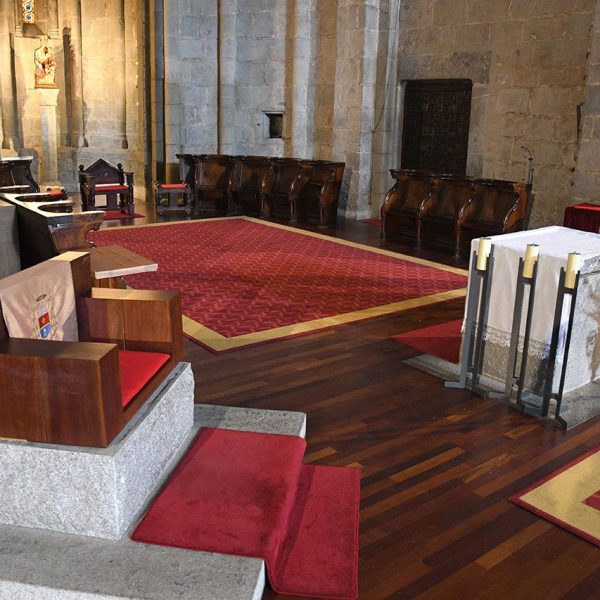 La Seu d'Urgell.- Catedral de Sta. Mª, S. XII – Presbiteri amb l’ara de l’altar paleocristiana del S. V que va mantenir aquesta funció fins el XI. Va ser trobada el 1996 al claustre (4/2022)