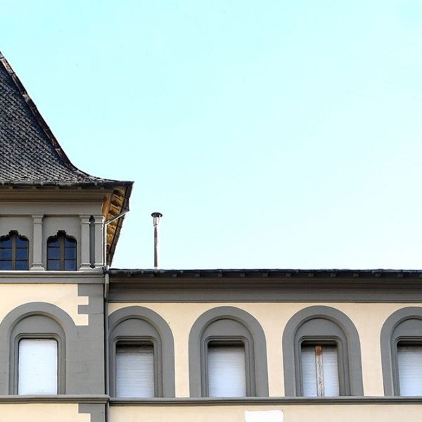 La Seu d’Urgell.- Convent de la Sagrada Família (1959) – Segon pis i torre angular de l’edifici que consta de planta baixa i dos pisos dels arquitectes J. Puig Torné i J. Miquel Serra (4/2022)