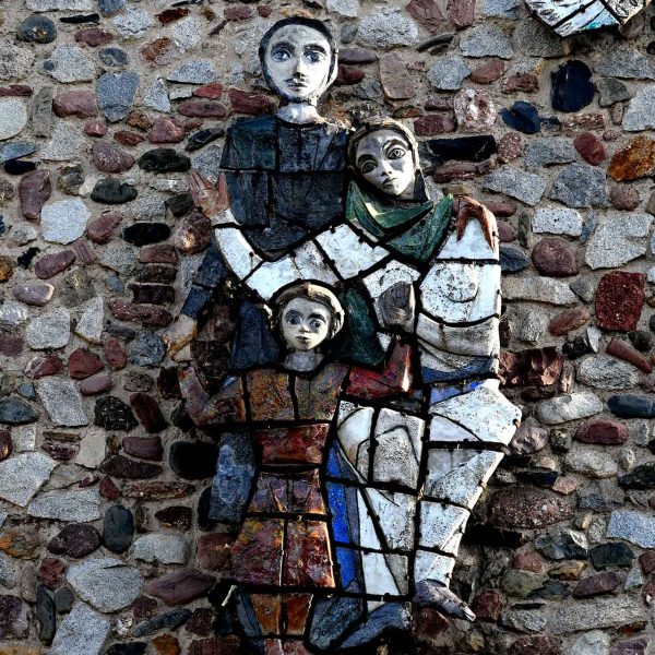 La Seu d’Urgell.- Església del Convent de la Sagrada Família – Façana on es troba el conjunt escultòric de ceràmica de la Sagrada Família de l’escultor Maties Palau Ferré (4/2022)