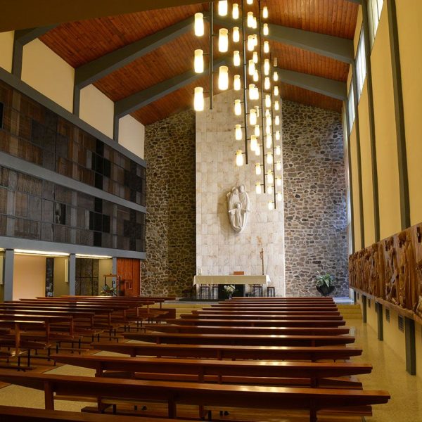 La Seu d’Urgell.- Església del Convent de la Sagrada Família on descansen les despulles de la fundadora Anna Maria Janer Anglarill. Destaca un Viacrucis de l’escultor Tomàs Bel (10/2015)