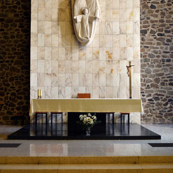 La Seu d’Urgell.- Església del Convent de la Sagrada Família - Vista del presbiteri amb un grup escultòric relatiu a la Sagrada Família obra de l’escultor Tomás Bel (10/2015)