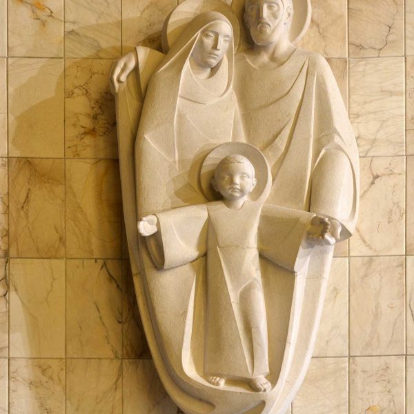 La Seu d’Urgell.- Església del Convent de la Sagrada Família - Vista del presbiteri amb un grup escultòric relatiu a la Sagrada Família obra de l’escultor Tomás Bel (10/2015)