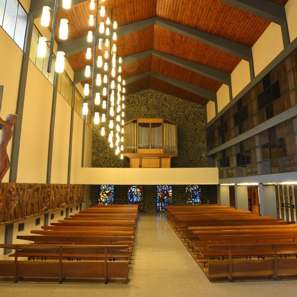 La Seu d’Urgell.- Església del Convent de la Sagrada Família – Vista del fons de la nau decorat amb finestres de vitralls de colors (10/2015)