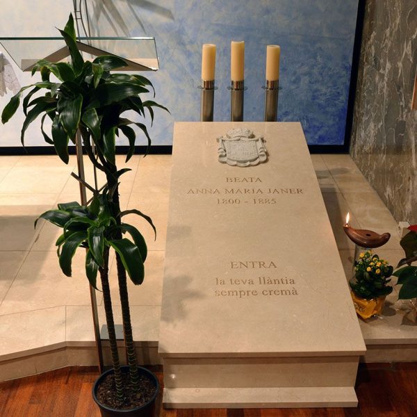 La Seu d’Urgell.- Església del Convent de la Sagrada Família - Capella on descansen les despulles de la beata Anna Maria Janner (18-12-1800 / 11-1-1885 (10/2015)