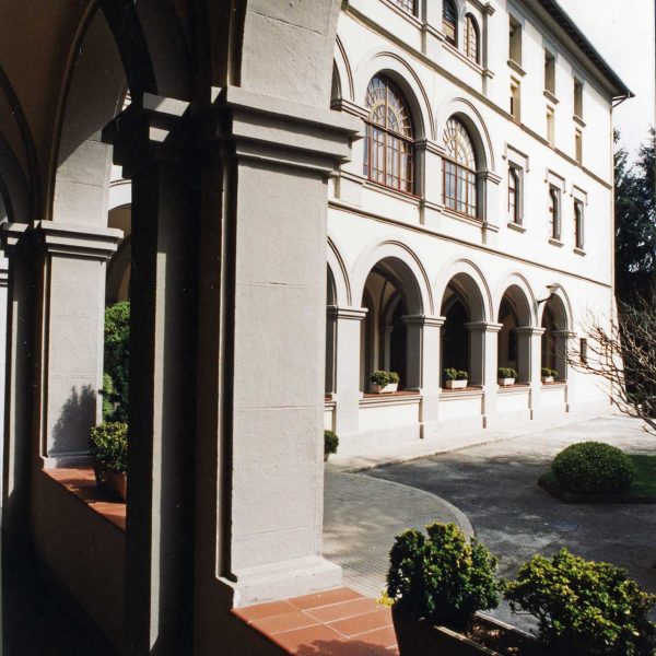 La Seu d’Urgell.- Claustre del Convent de la Sagrada Família formada per dues galeries d’arc de mig punt cobertes amb voltes d’aresta (4/2003)