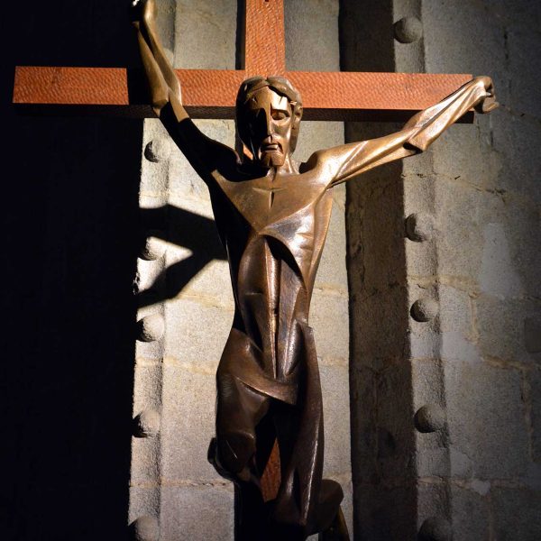 La Seu d'Urgell.- Catedral de Santa Maria, S. XII – Crist de la Humilitat en bronze que presideix el presbiteri obra de l’artista Josep Ricart Maymar (10/2015)