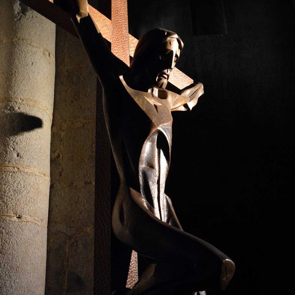 La Seu d'Urgell.- Catedral de Santa Maria, S. XII – Crist de la Humilitat en bronze que presideix el presbiteri obra de l’artista Josep Ricart Maymar (10/2015)