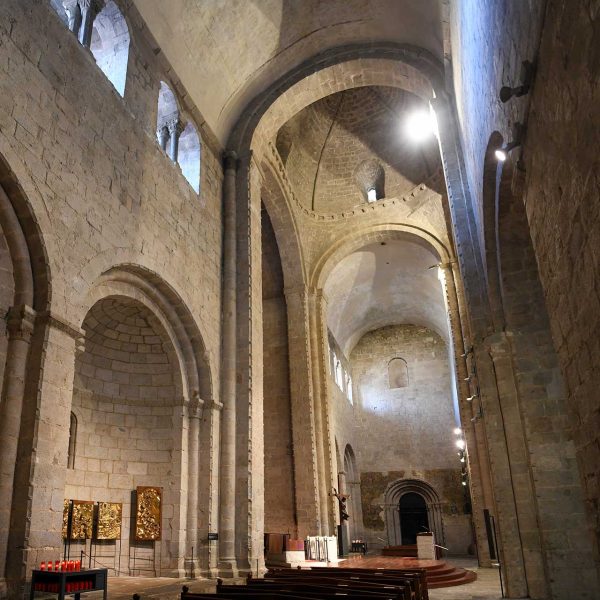 La Seu d'Urgell.- Catedral de Santa Maria, S. XII – Transsepte cobert amb volta de canó i cúpula central amb quatre absis, dos a cada costat oberts dins el gruix dels murs (3/2025)