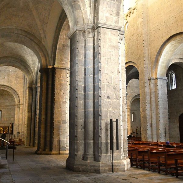 La Seu d'Urgell.- Catedral de Santa Maria, S. XII – Vista transversal de les naus separades per arcs de mig punt suportats per pilastres cruciformes i columnes amb capitells (3/2025)